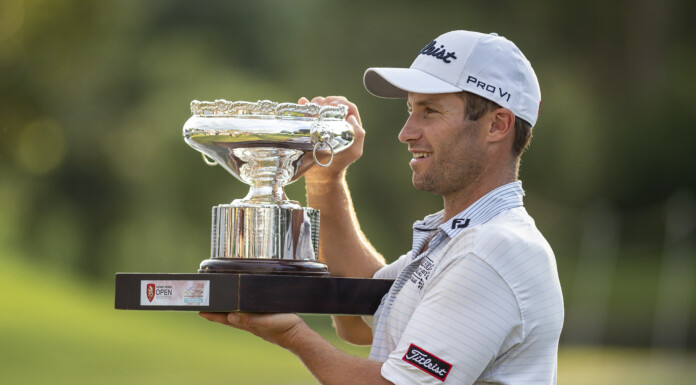 Ben Campbell shows off the Hong Kong Open trophy. PHOTO/GETTY IMAGES